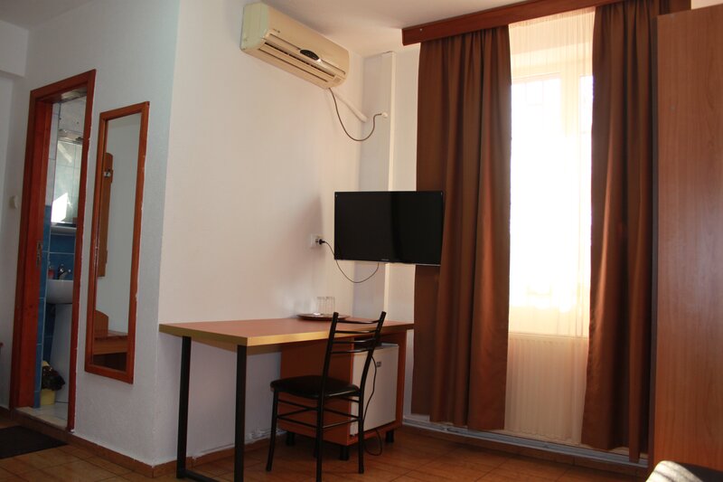 Militari non-stop regim hotelier 105/3 ore,