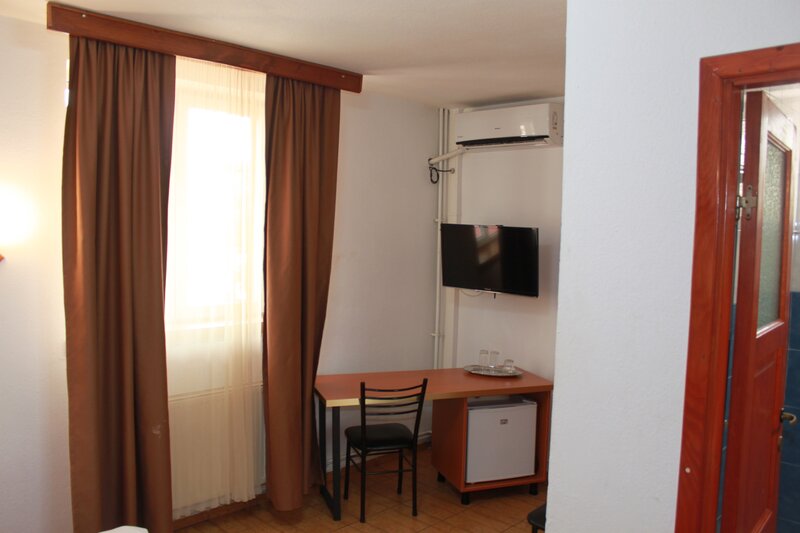 Militari non-stop regim hotelier 105/3 ore,