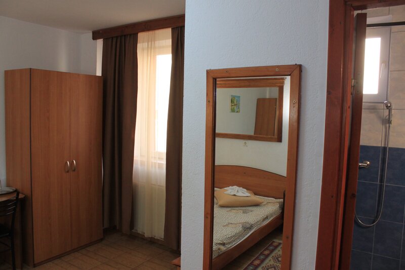 Militari non-stop regim hotelier 105/3 ore,